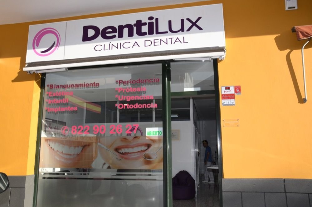 Fachada de la Clínica Dental Dentilux en Santa Úrsula