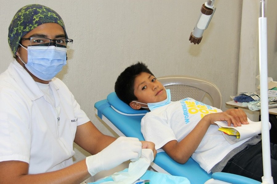 Niño en el sillón del dentista