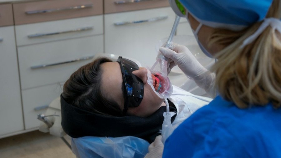 Paciente atendida en el sillón dental