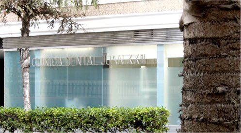 Fachada de la Clínica Dental Juan XXIII en la avenida