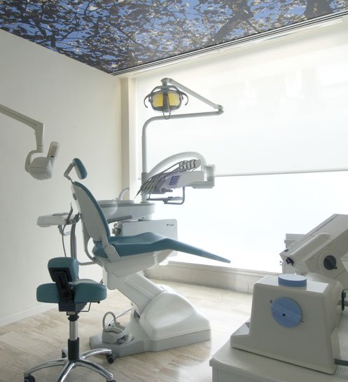 Sillón dental en un gabinete luminoso