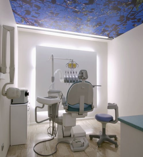 Gabinete dental con techo de cielo estrellado