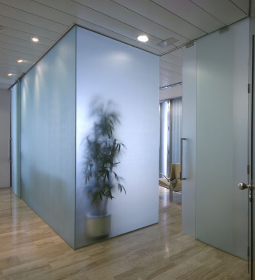 Gabinete con mamparas y una planta