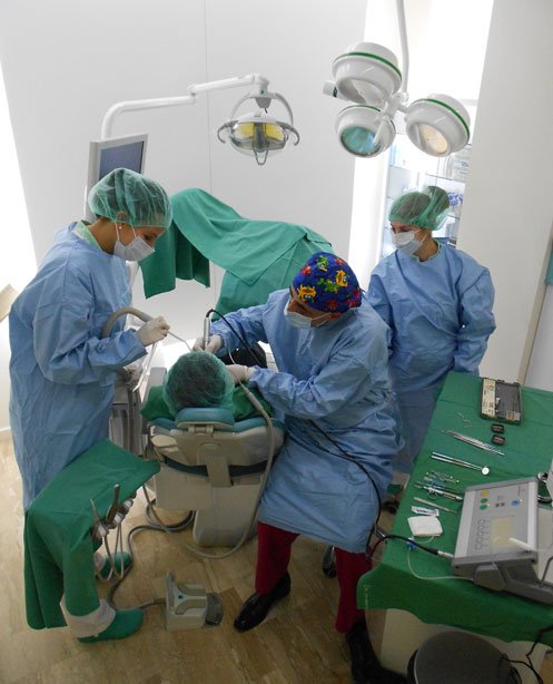 Equipo de cirugía en el quirófano de la clínica