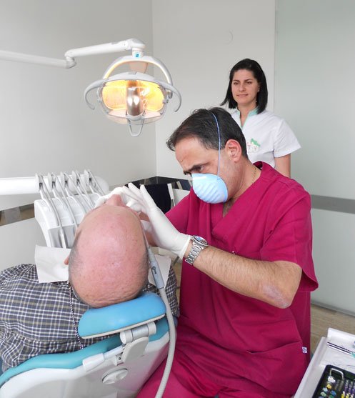 Dentista tratando a un paciente en la clínica