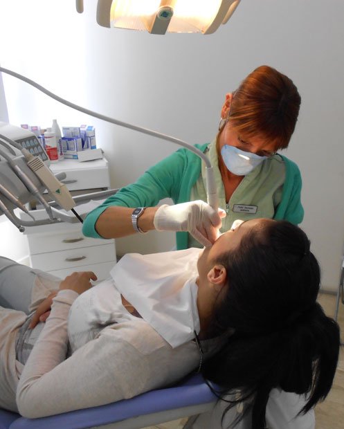 Ortodoncista atendiendo a una paciente en la clínica