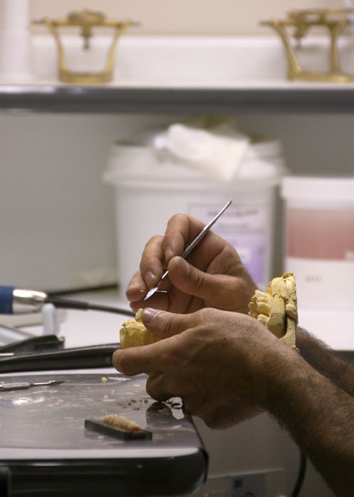 Protésico trabajando una prótesis dental