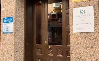 Portal de la clínica en la calle Castro 34, con la placa de Sirumal-Azero