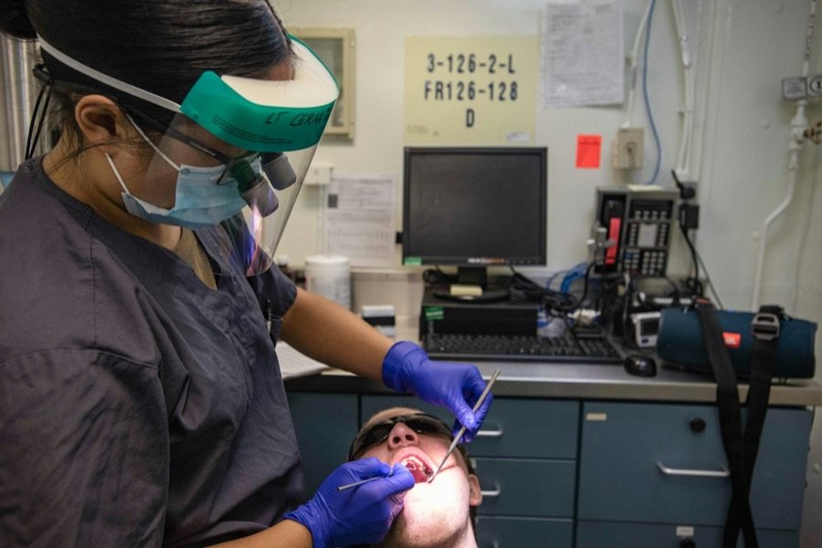 Dentista revisando a un paciente